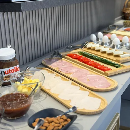 Comfort Rezidence In 4* ティラナ